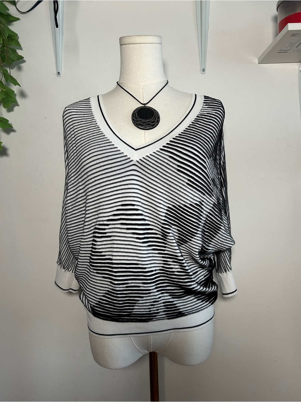 Black and white floral abstract quarter sleeze  dolman top with ruched detail